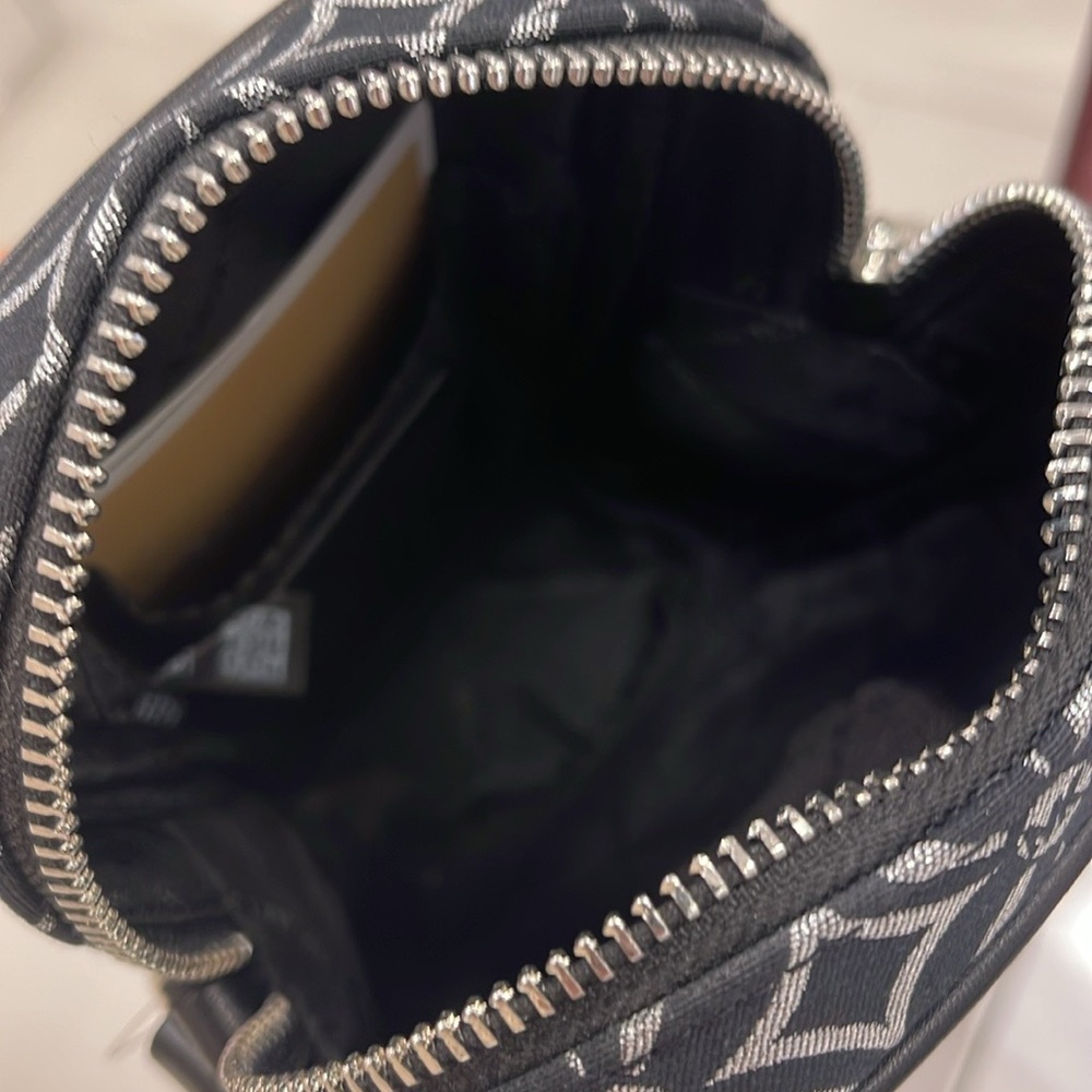 Michael Kors Jet Set Medium Signature Logo Crossbody Bag
Black /Silver Jacquard - Picture 11 of 16